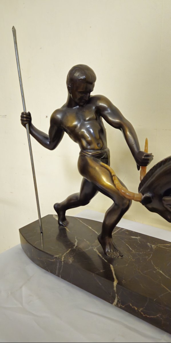 sculpture en régule représentant un homme nu affrontant un taureau-photo-4