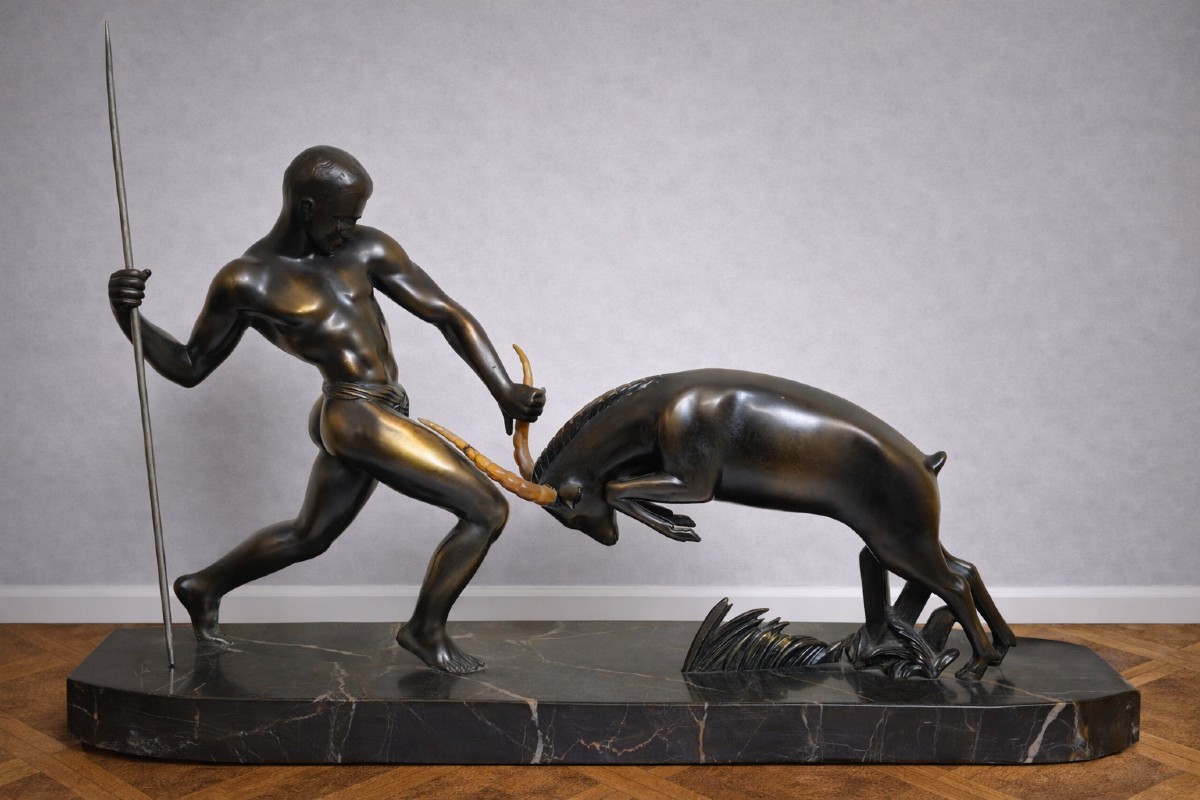 sculpture en régule représentant un homme nu affrontant un taureau