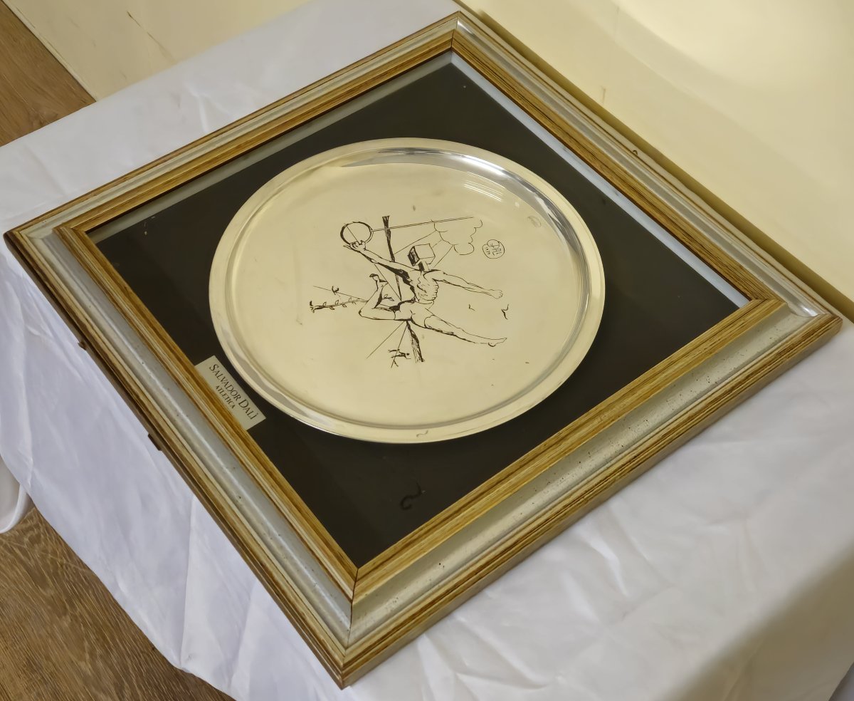 Work By Salvador Dalí – “atletica” – Framed Silkscreened Plate With Certificate  -photo-2