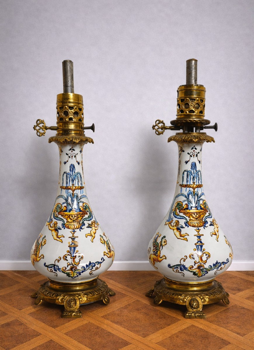 Gien : paire de lampes à pétrole anciennes en faïence fine richement décorée 