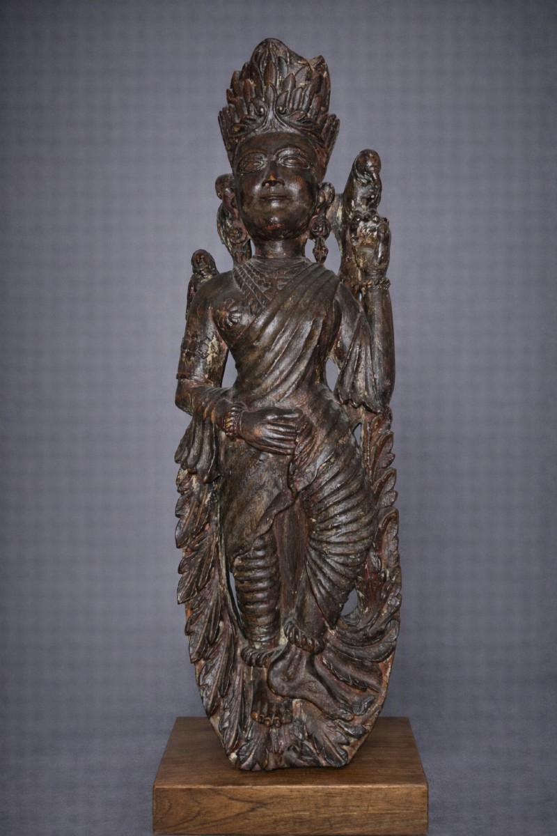 Figure religieuse orientalisante Époque : XIXe siècle Bois sculpté Hauteur : 84 cm  