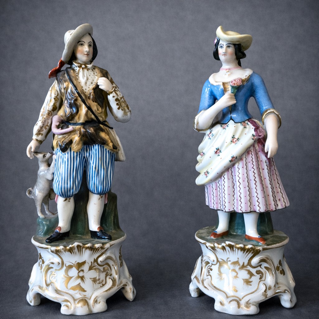 Paire de sujets en porcelaine de Paris – Couple de personnages élégants  