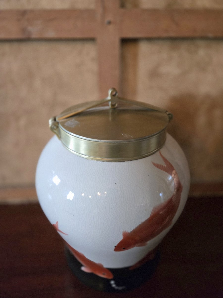 Japon XXeme : Vase en porcelaine à décor de carpes Koi -photo-2