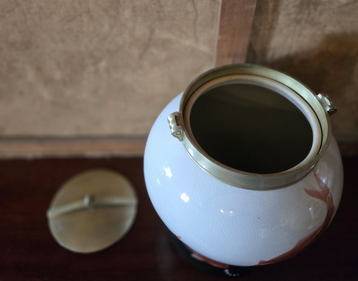 Japon XXeme : Vase en porcelaine à décor de carpes Koi -photo-4