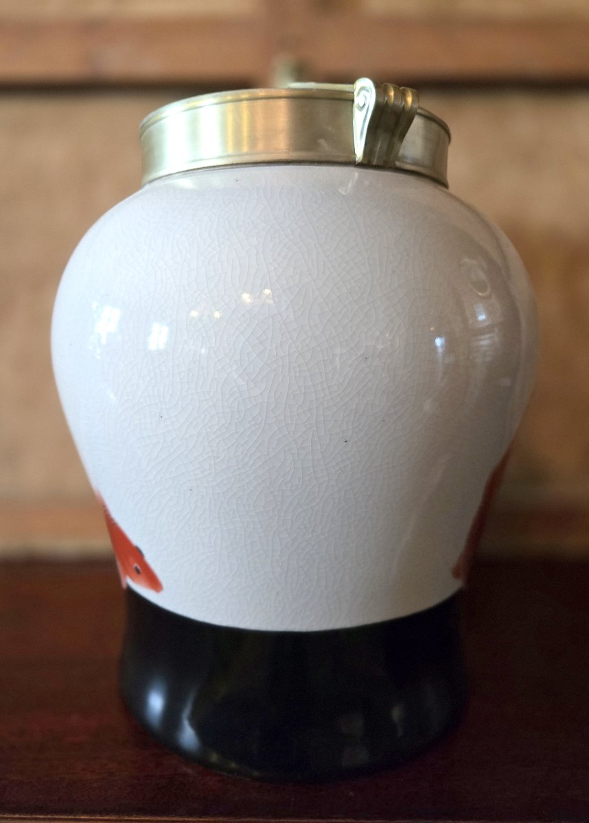 Japon XXeme : Vase en porcelaine à décor de carpes Koi -photo-6