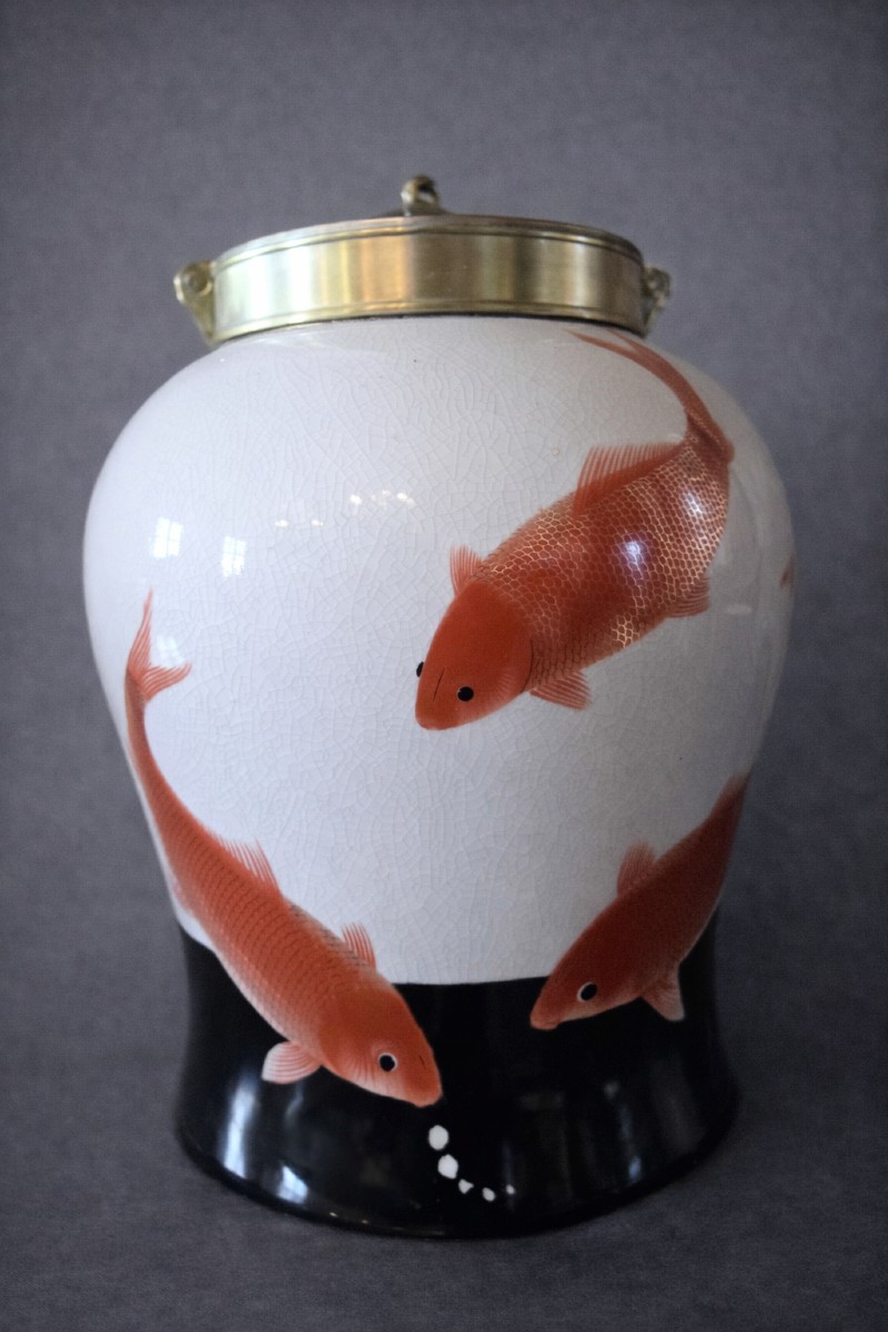 Japon XXeme : Vase en porcelaine à décor de carpes Koi 