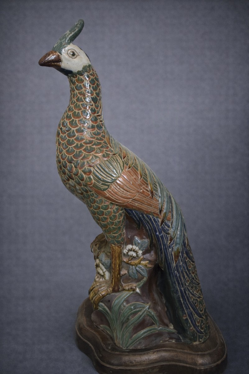 Grand paon décoratif en céramique – XXᵉ siècle 