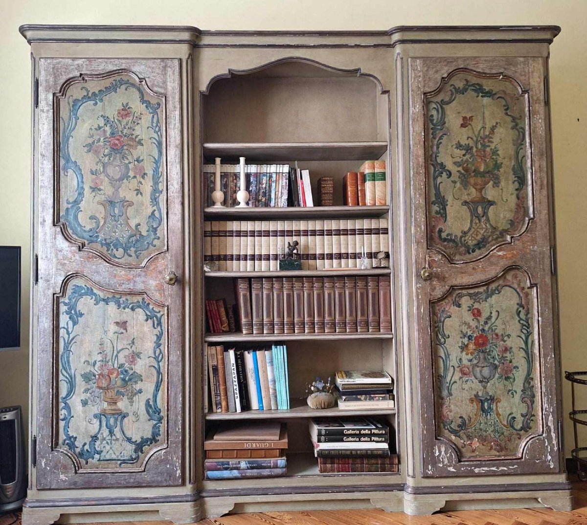 Bibliothèque / Bibus / Armoire peinte de style XVIIIe – Décor floral polychrome  -photo-5
