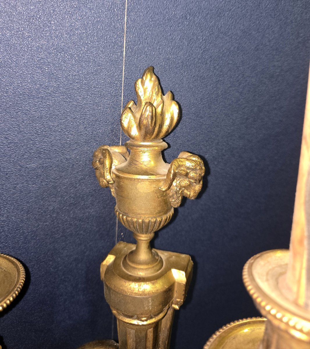 Paire d’appliques murales anciennes en bronze doré – Style Louis XVI – 2 feux chacune-photo-1