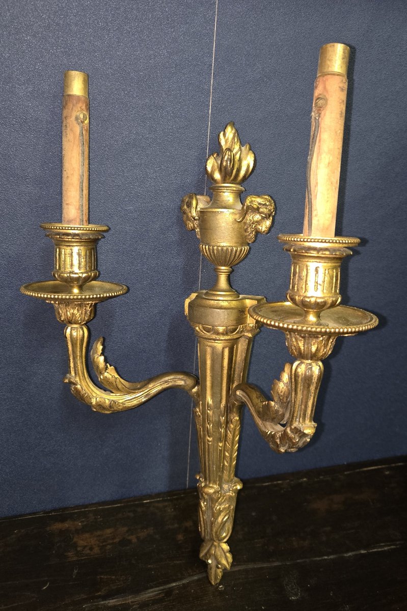 Paire d’appliques murales anciennes en bronze doré – Style Louis XVI – 2 feux chacune-photo-2