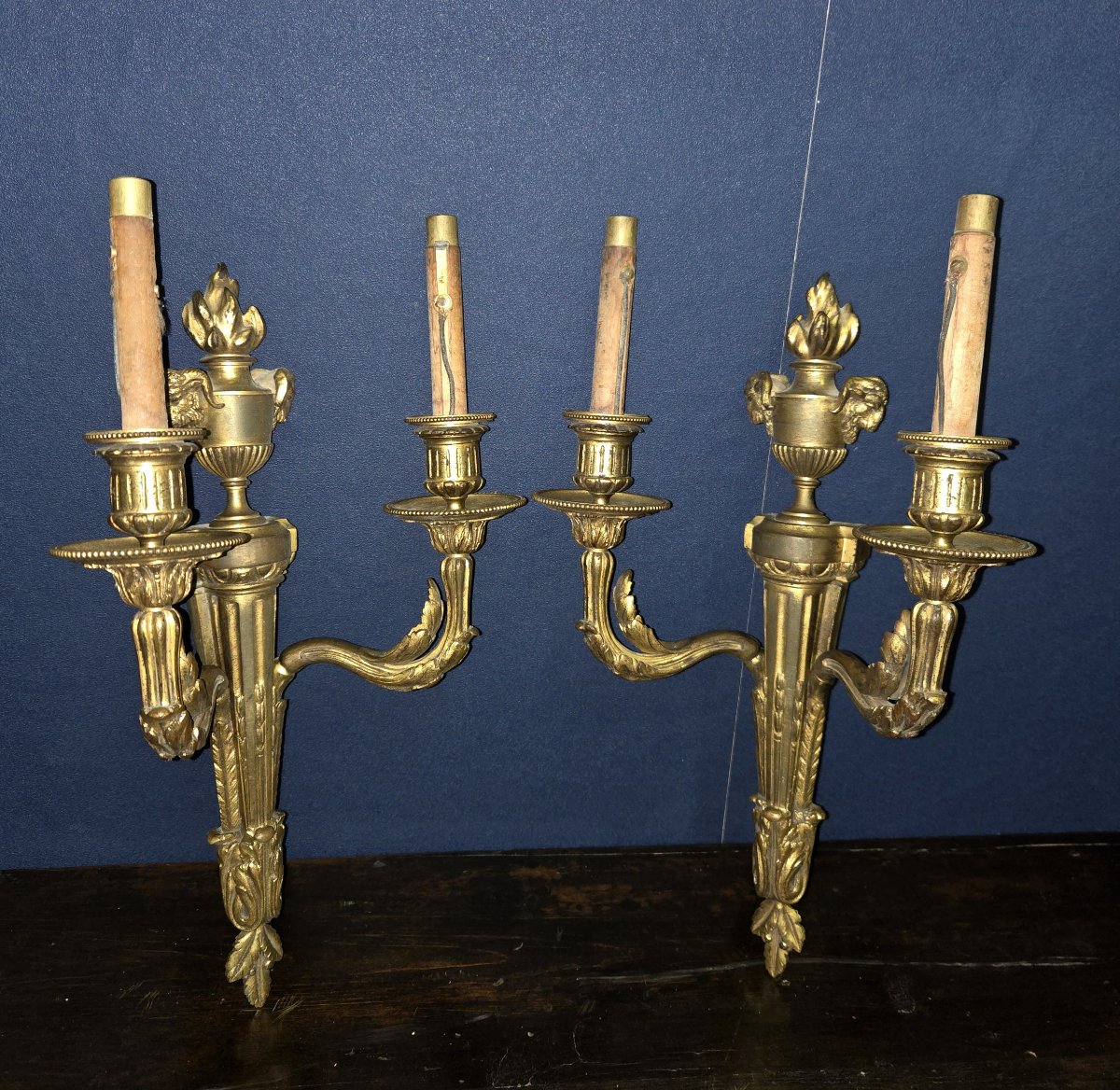 Paire d’appliques murales anciennes en bronze doré – Style Louis XVI – 2 feux chacune-photo-3