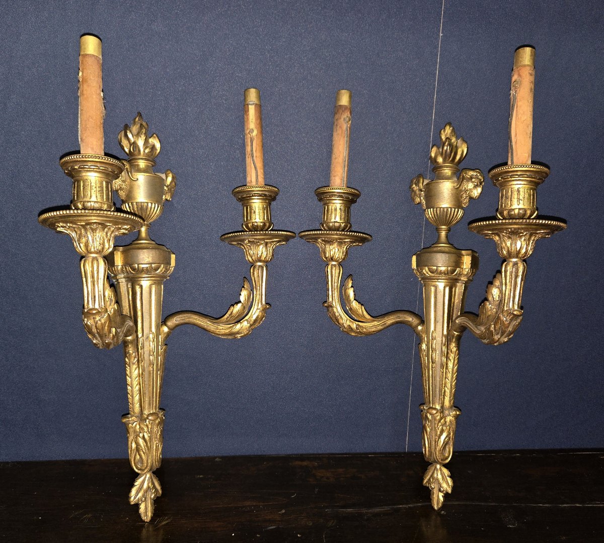 Paire d’appliques murales anciennes en bronze doré – Style Louis XVI – 2 feux chacune-photo-5