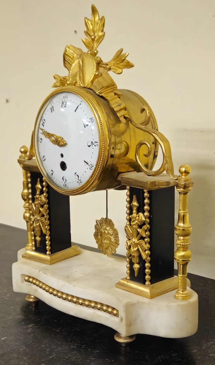 Pendule ancienne en marbre et bronze doré – Style Louis XVI / Directoire – -photo-1