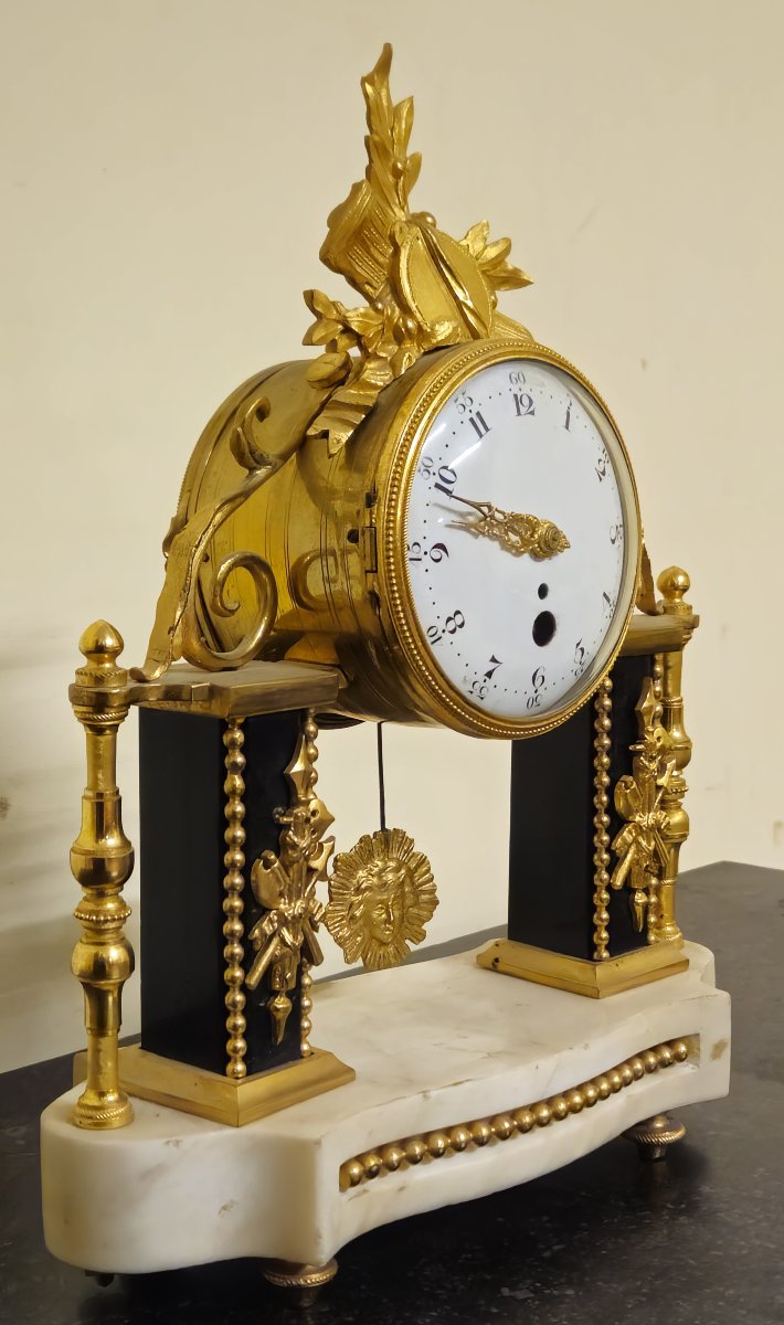Pendule ancienne en marbre et bronze doré – Style Louis XVI / Directoire – -photo-2