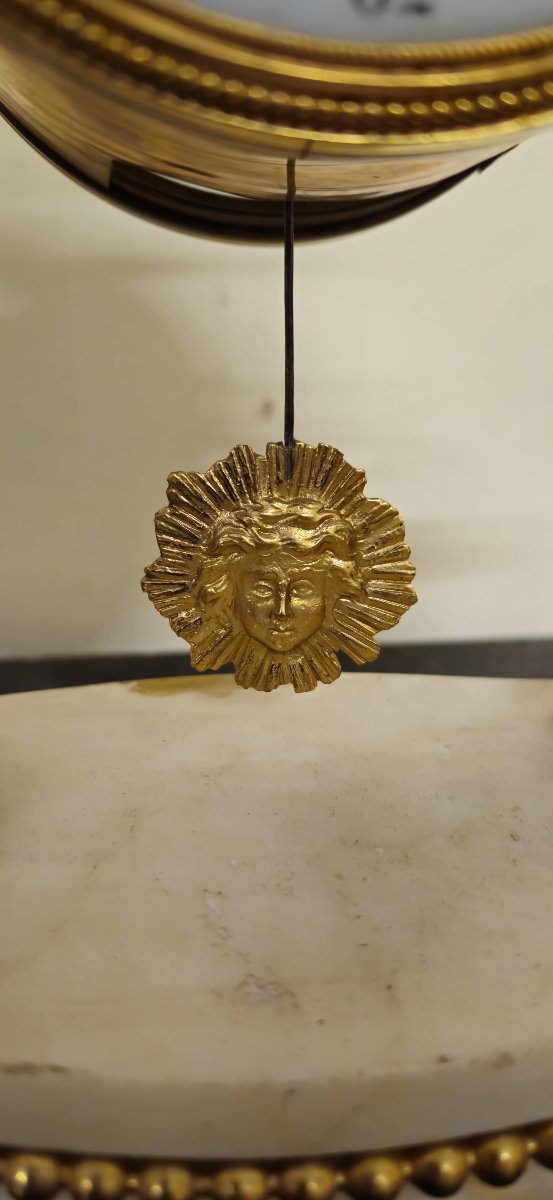 Pendule ancienne en marbre et bronze doré – Style Louis XVI / Directoire – -photo-3