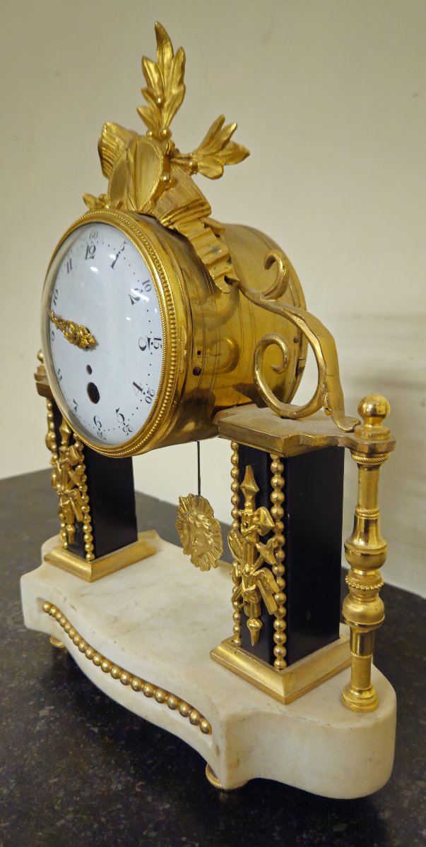 Pendule ancienne en marbre et bronze doré – Style Louis XVI / Directoire – -photo-4