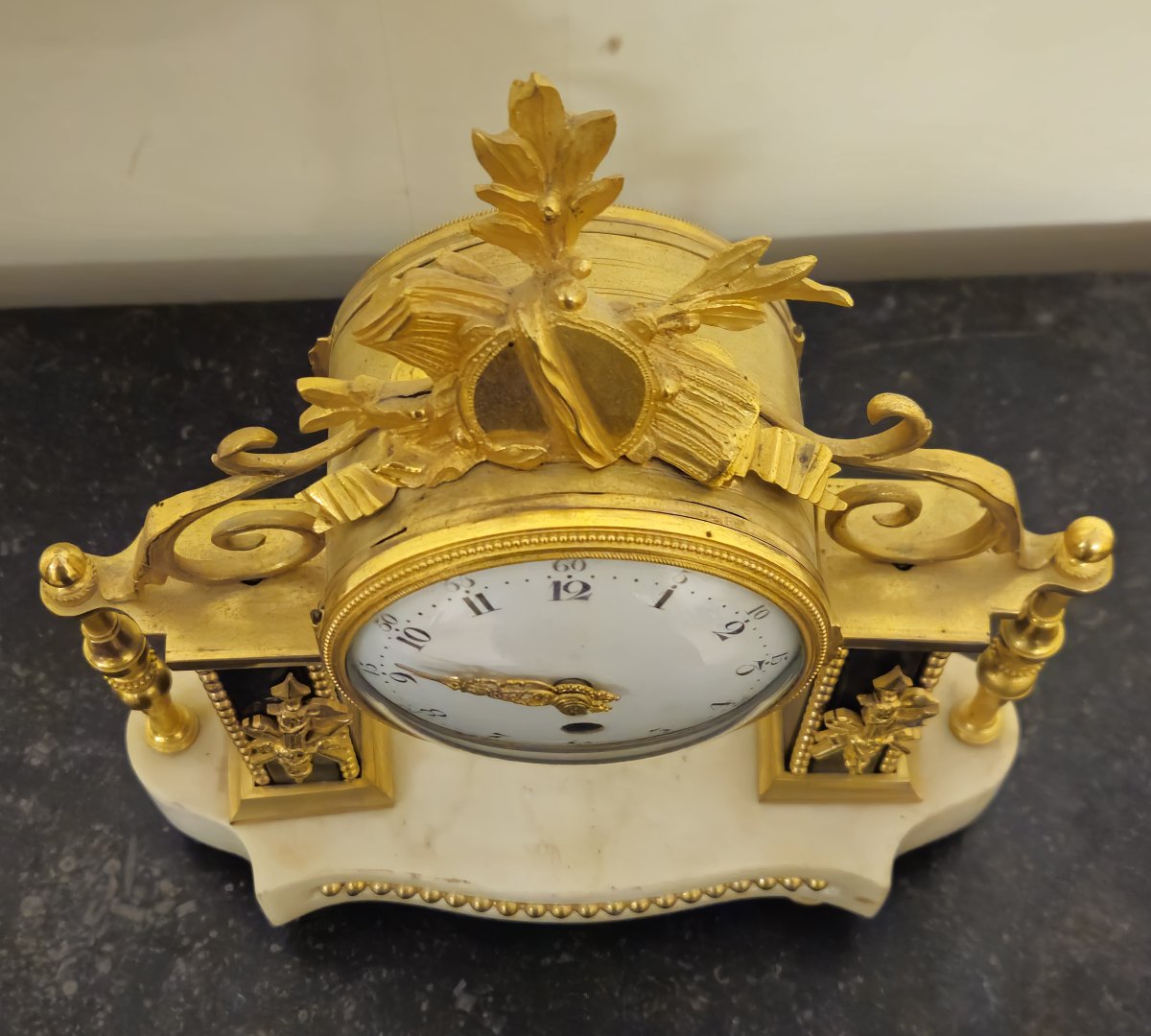 Pendule ancienne en marbre et bronze doré – Style Louis XVI / Directoire – -photo-5