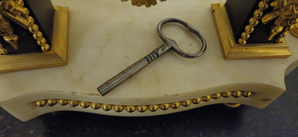 Pendule ancienne en marbre et bronze doré – Style Louis XVI / Directoire – -photo-6