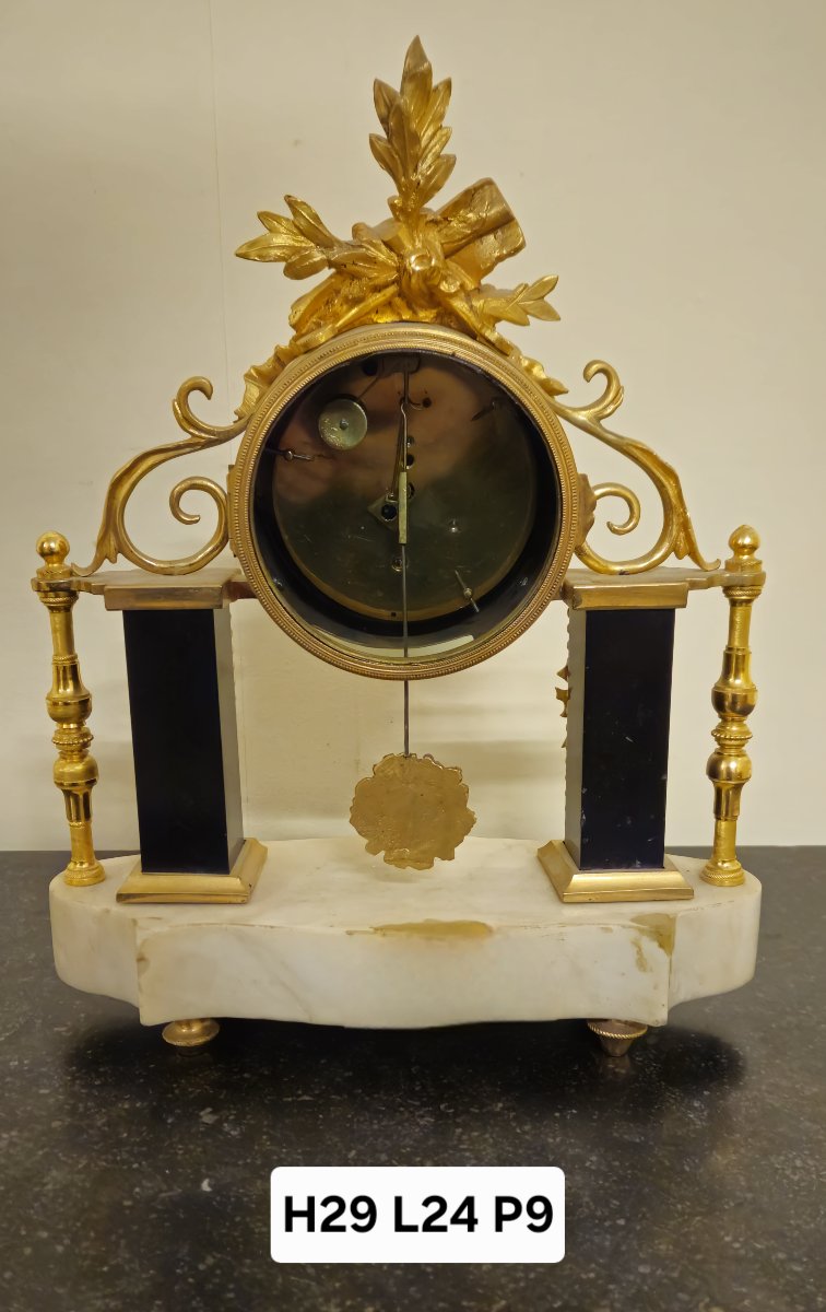 Pendule ancienne en marbre et bronze doré – Style Louis XVI / Directoire – -photo-7