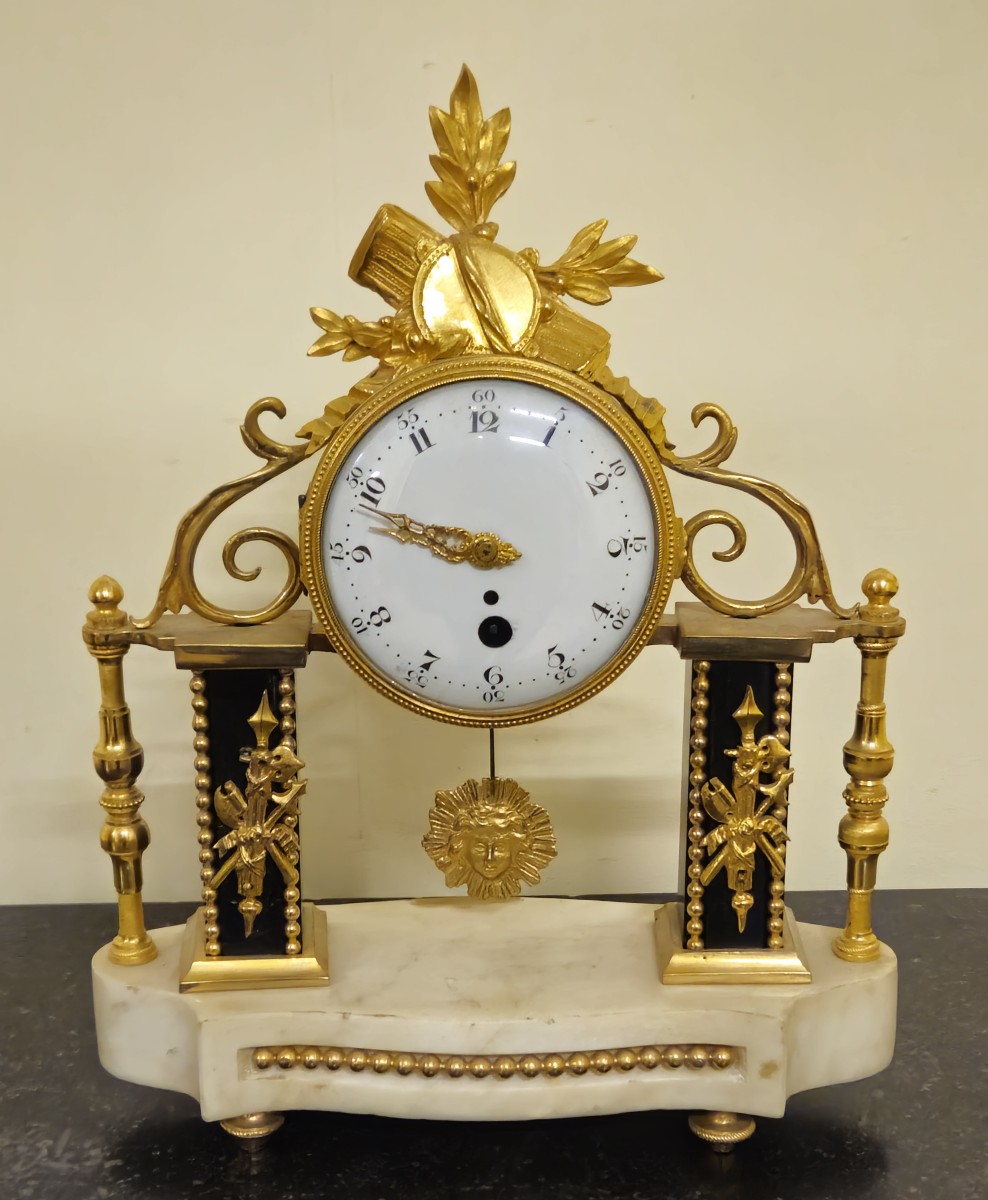 Pendule ancienne en marbre et bronze doré – Style Louis XVI / Directoire – 