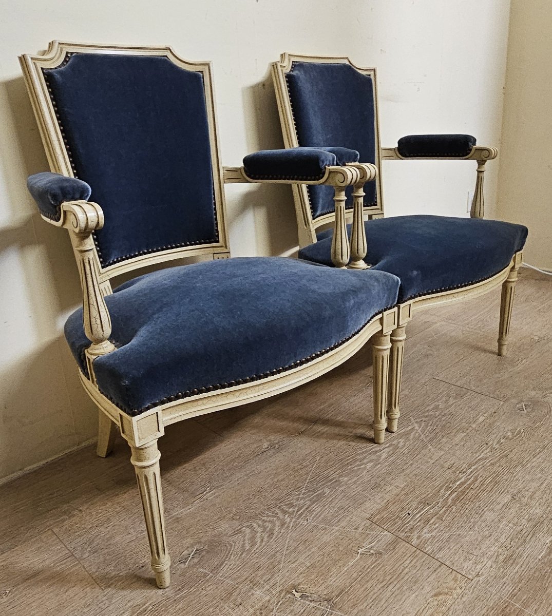 Paire de fauteuils de style Louis XVI – Velours bleu & bois laqué crème -photo-3