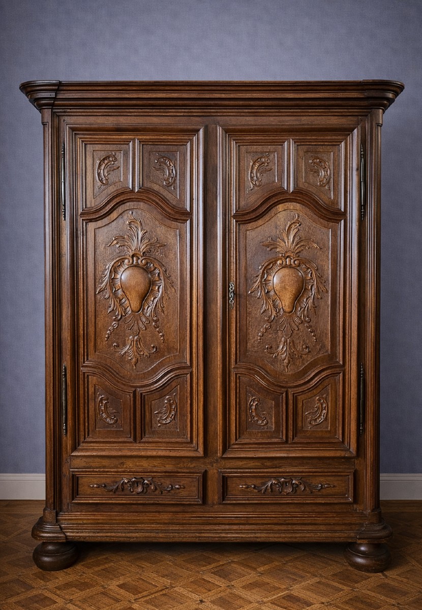 Armoire ancienne en Noyer massif sculpté – époque Louis XIII - 
