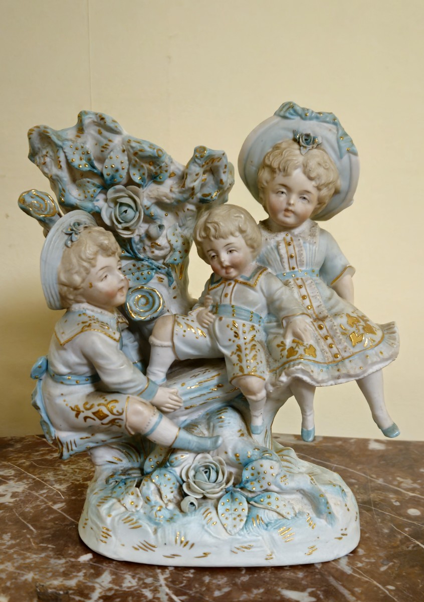 Sujet ancien en porcelaine – Groupe d’enfants – vase décoratif –