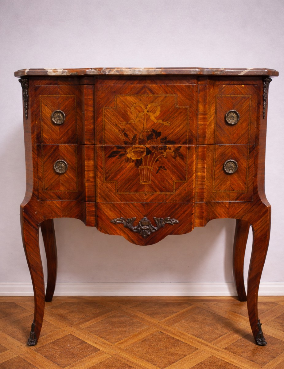 Commode sauteuse de style Louis XV a ressaut en marqueterie