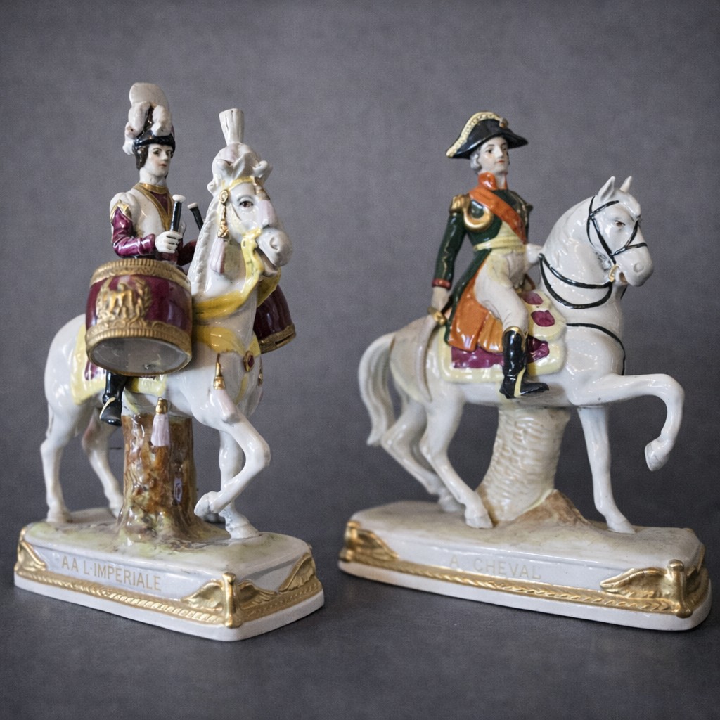 Paire de sujets en porcelaine – Cavaliers Empire – Garde Impériale & A. Cheval / Bessières 