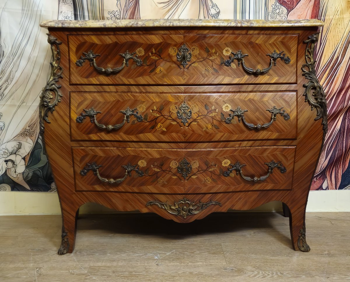 Commode galbée style Louis XV marquetée – Plateau marbre – Bronzes dorés -  -photo-1