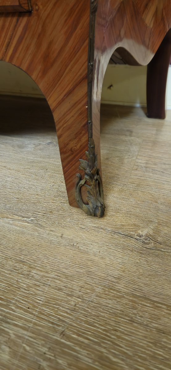 Commode galbée style Louis XV marquetée – Plateau marbre – Bronzes dorés -  -photo-5