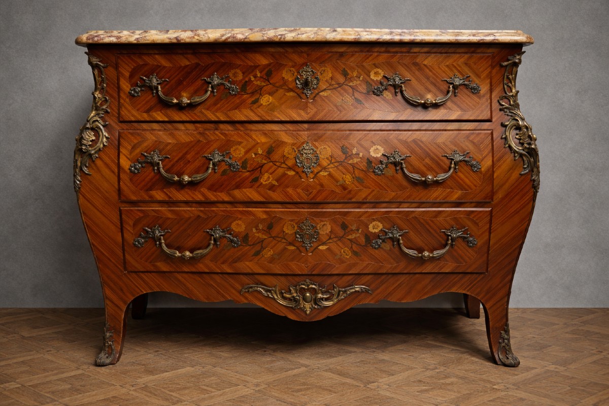 Commode galbée style Louis XV marquetée – Plateau marbre – Bronzes dorés -  