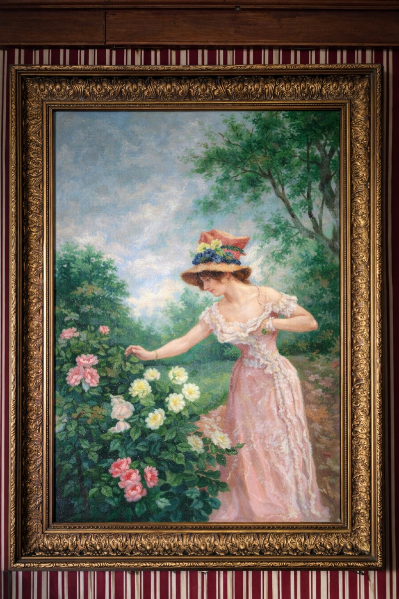 Immense Huile sur toile – Jeune femme aux roses - époque Art Nouveau – Trés Grand format