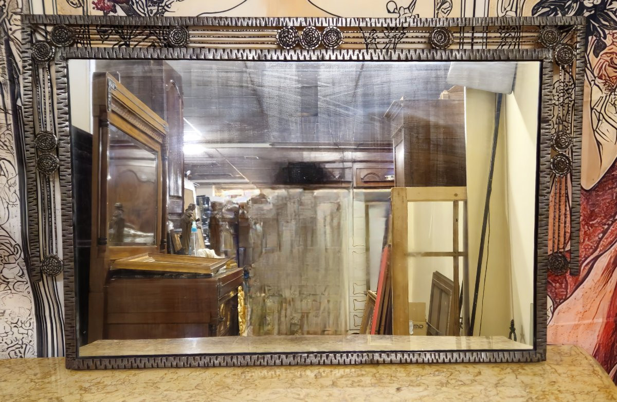 Grand miroir époque Art Déco en fer martelé – Décor géométrique à rosaces -photo-1