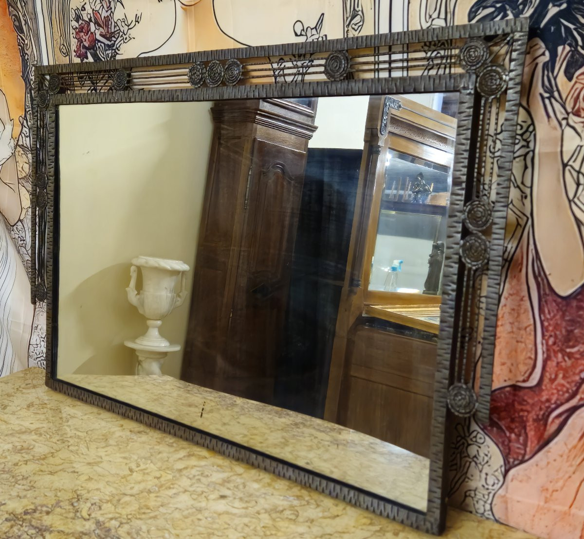Grand miroir époque Art Déco en fer martelé – Décor géométrique à rosaces -photo-3