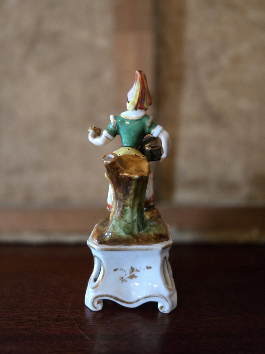Statuette ancienne en porcelaine polychrome – Jeune femme en costume régional – H 21 cm  -photo-2