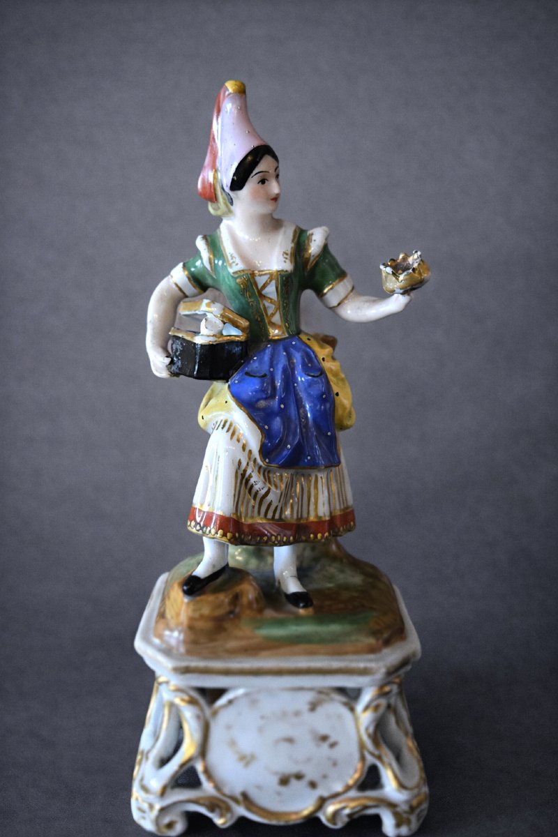 Statuette ancienne en porcelaine polychrome – Jeune femme en costume régional – H 21 cm  -photo-3