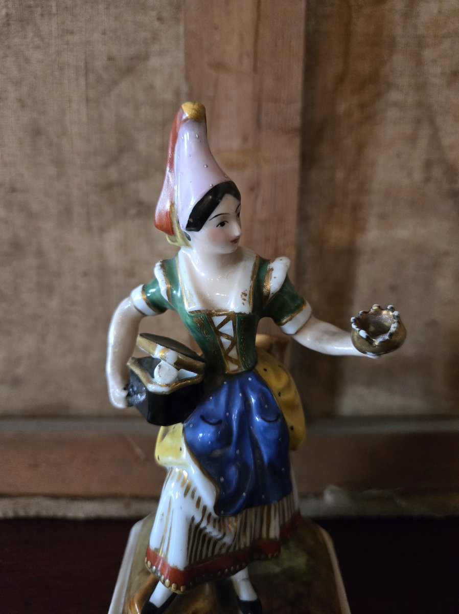 Statuette ancienne en porcelaine polychrome – Jeune femme en costume régional – H 21 cm  -photo-6