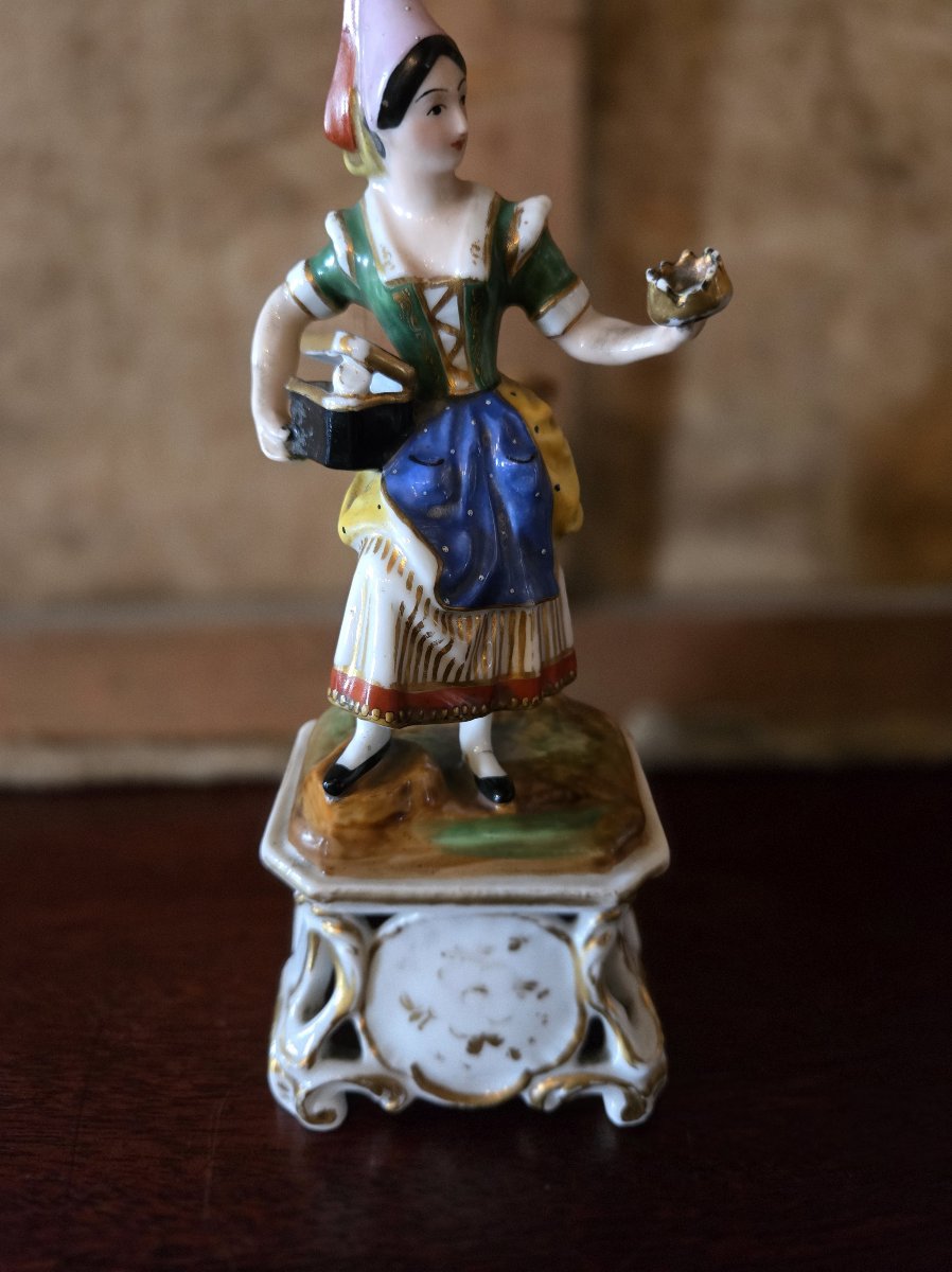 Statuette ancienne en porcelaine polychrome – Jeune femme en costume régional – H 21 cm  -photo-7