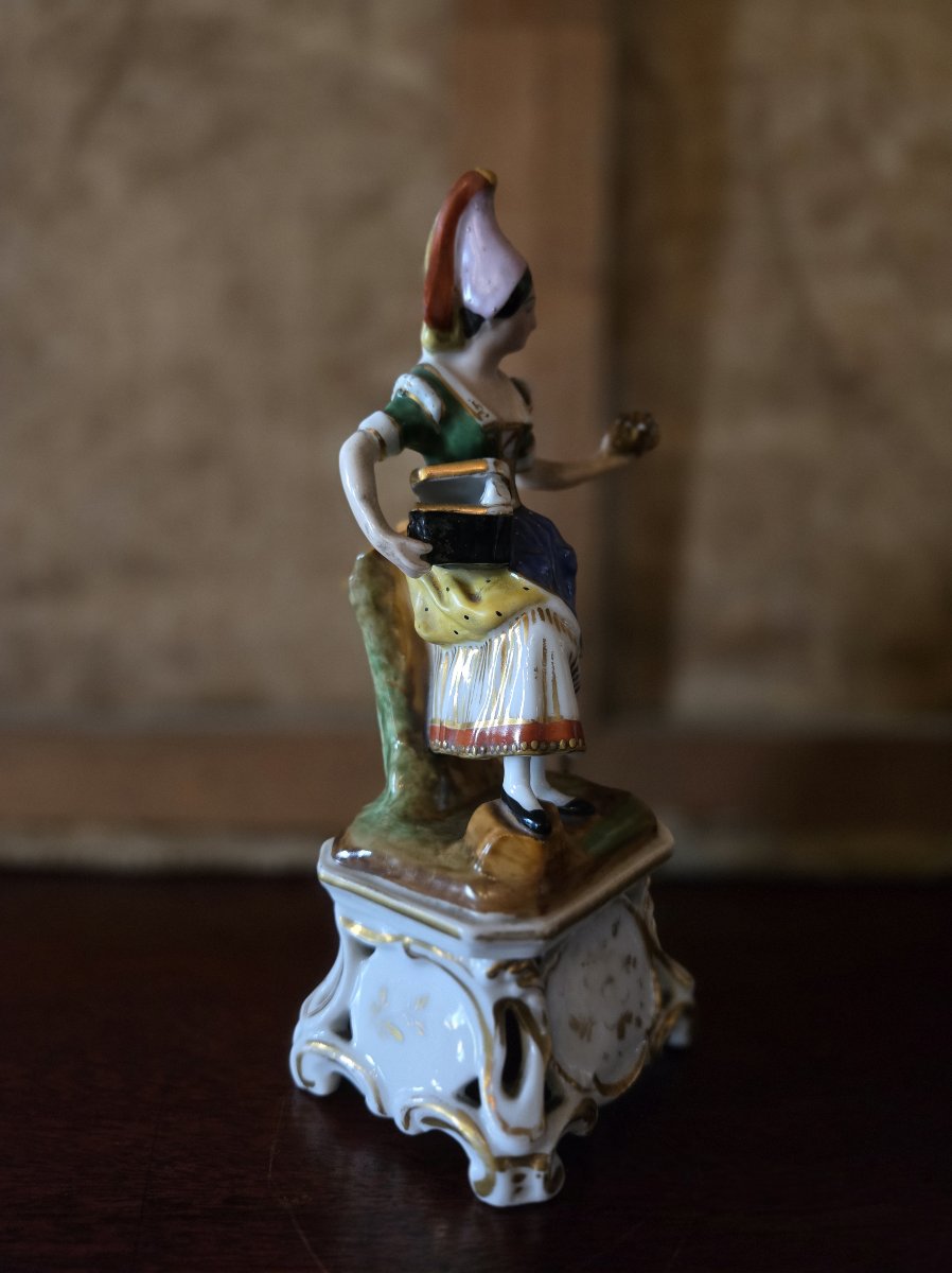 Statuette ancienne en porcelaine polychrome – Jeune femme en costume régional – H 21 cm  -photo-8