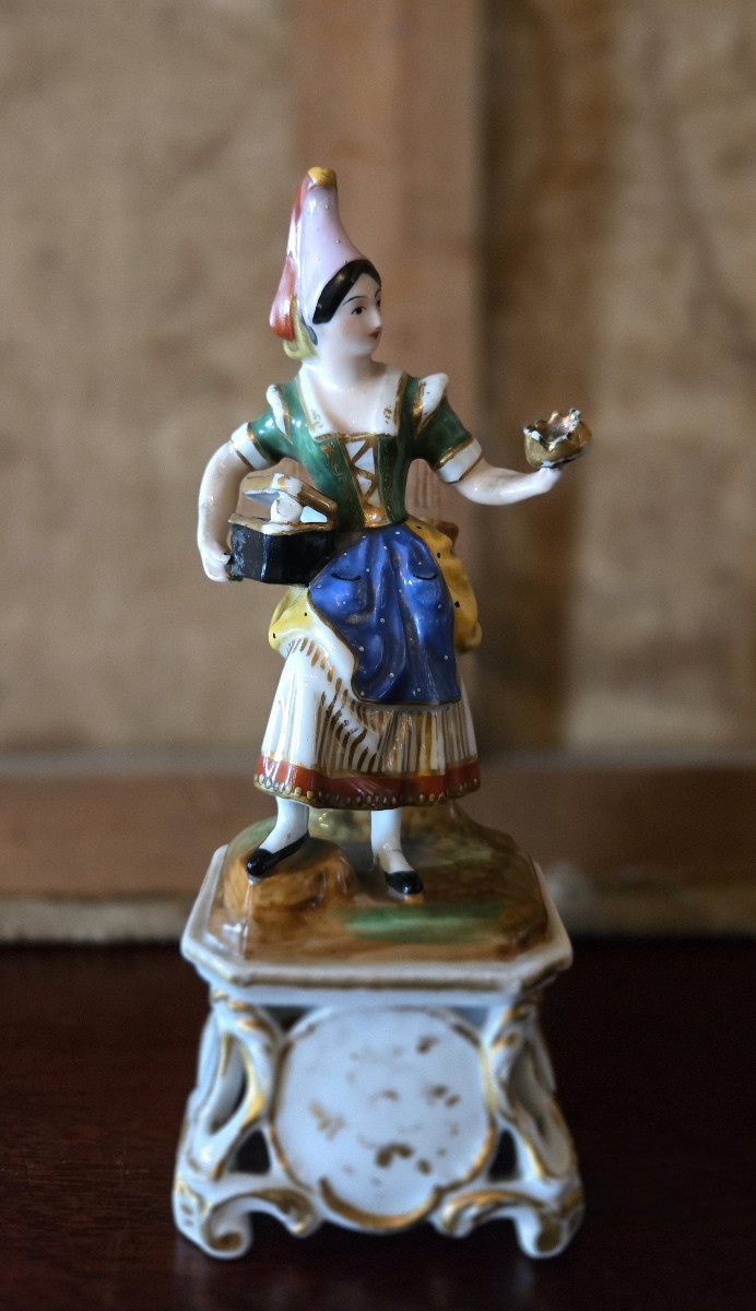 Statuette ancienne en porcelaine polychrome – Jeune femme en costume régional – H 21 cm  