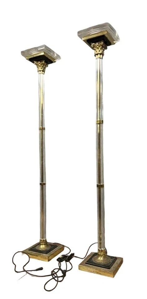 Maison Roméo – Paire de grands lampadaires, vers 1970 (B) Lucite et bronze doré -photo-3