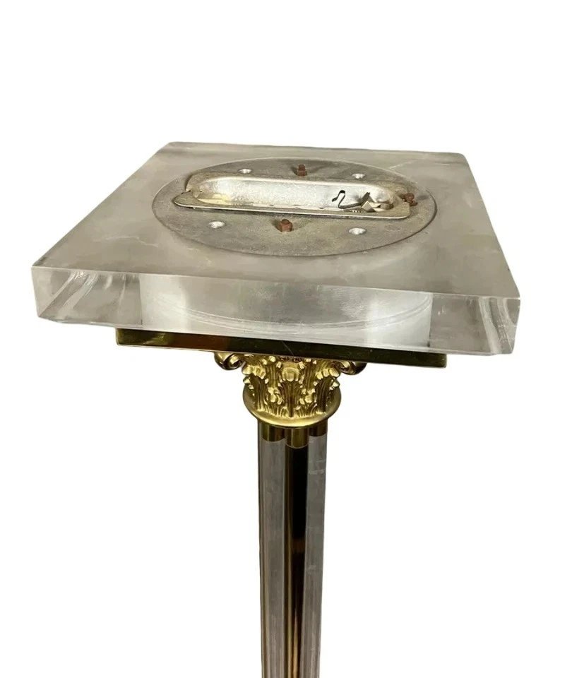 Maison Roméo – Paire de grands lampadaires, vers 1970 (B) Lucite et bronze doré -photo-4