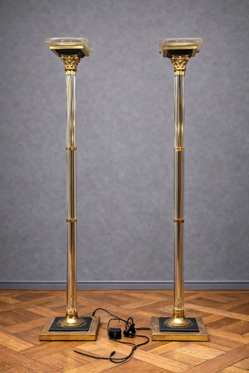 Maison Roméo – Paire de grands lampadaires, vers 1970 (B) Lucite et bronze doré 