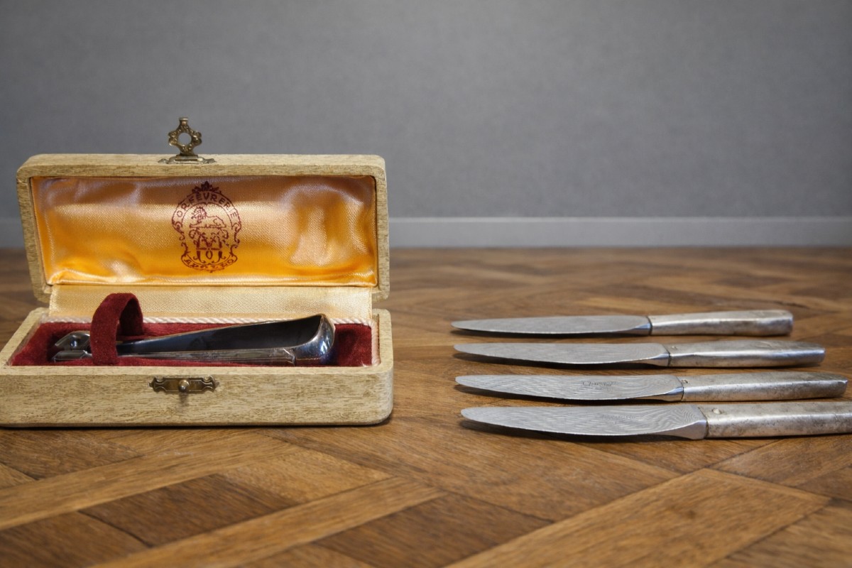 Christofle – France :  4 couteaux de table / et une pince 