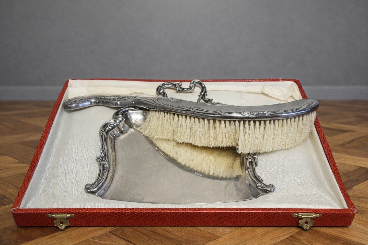 Nécessaire de table ancien en métal argenté – Pelle & balayette – Style Louis XV – 