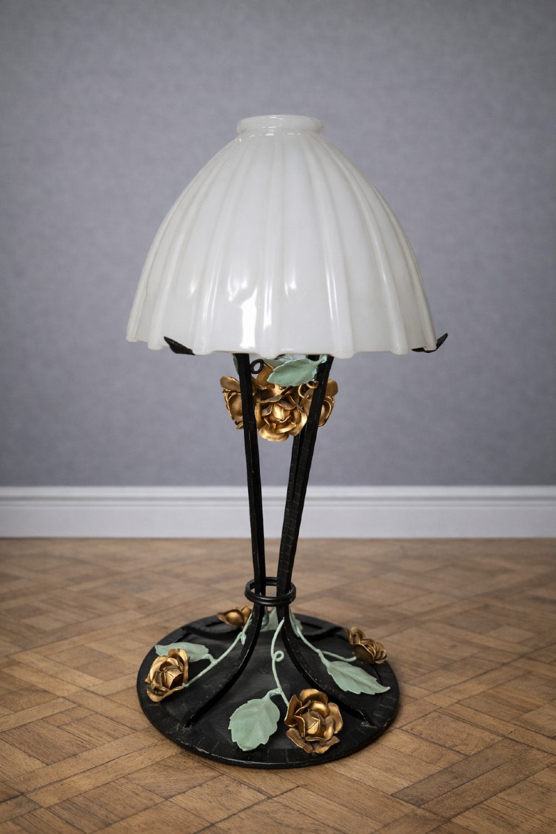 Lampe de table Art Déco – fer forgé et opaline blanche – H 58 cm