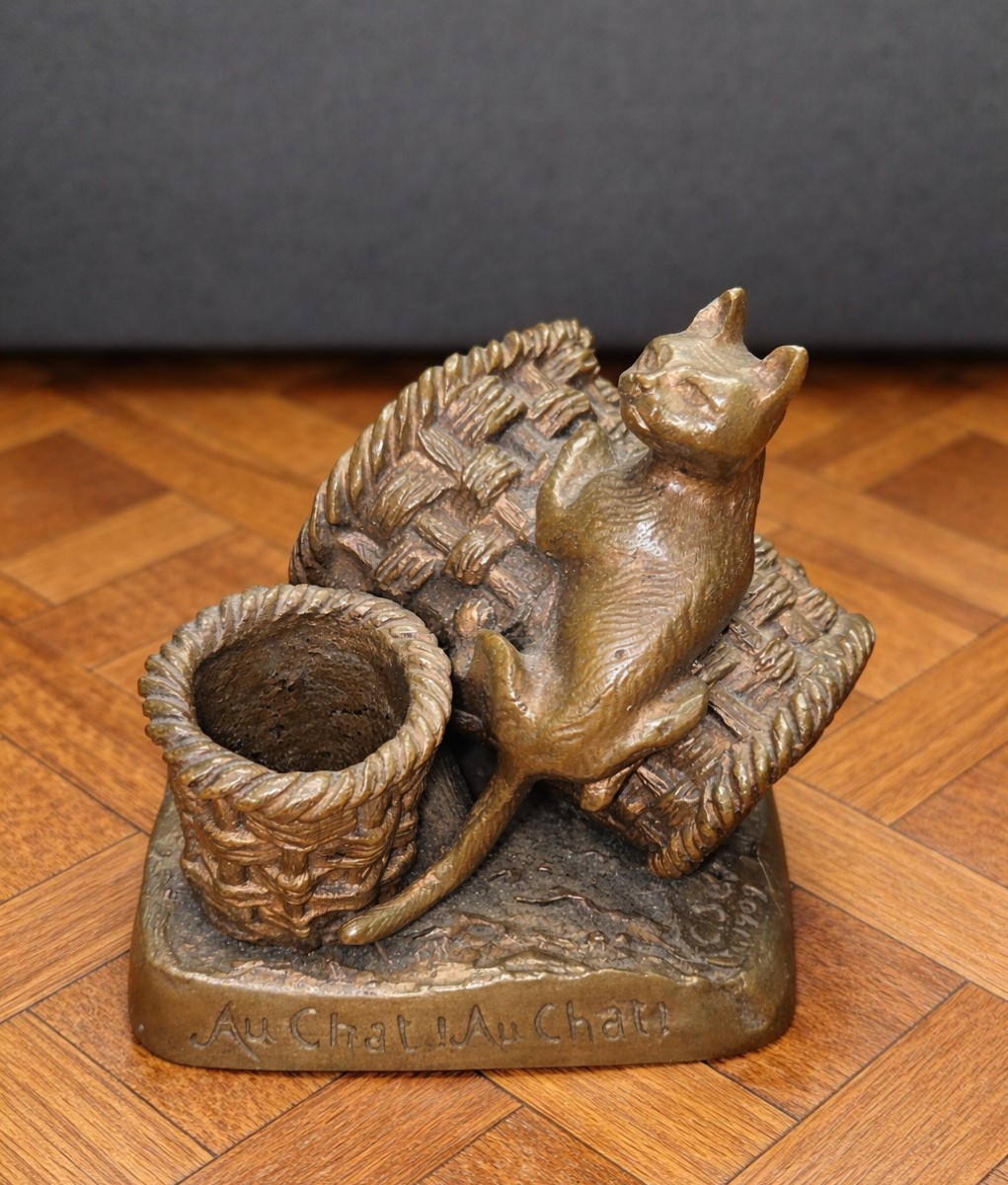 Sujet ancien en bronze / vide-poche marqué « Au Chat ! Au Chat ! » – décor chat et panier 