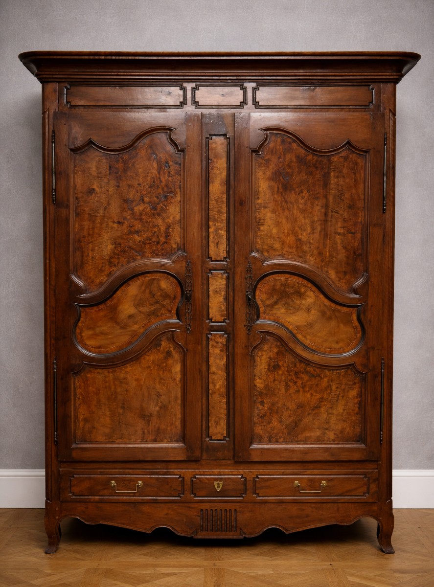 Grande armoire ancienne en noyer et ronce – époque Louis XV 