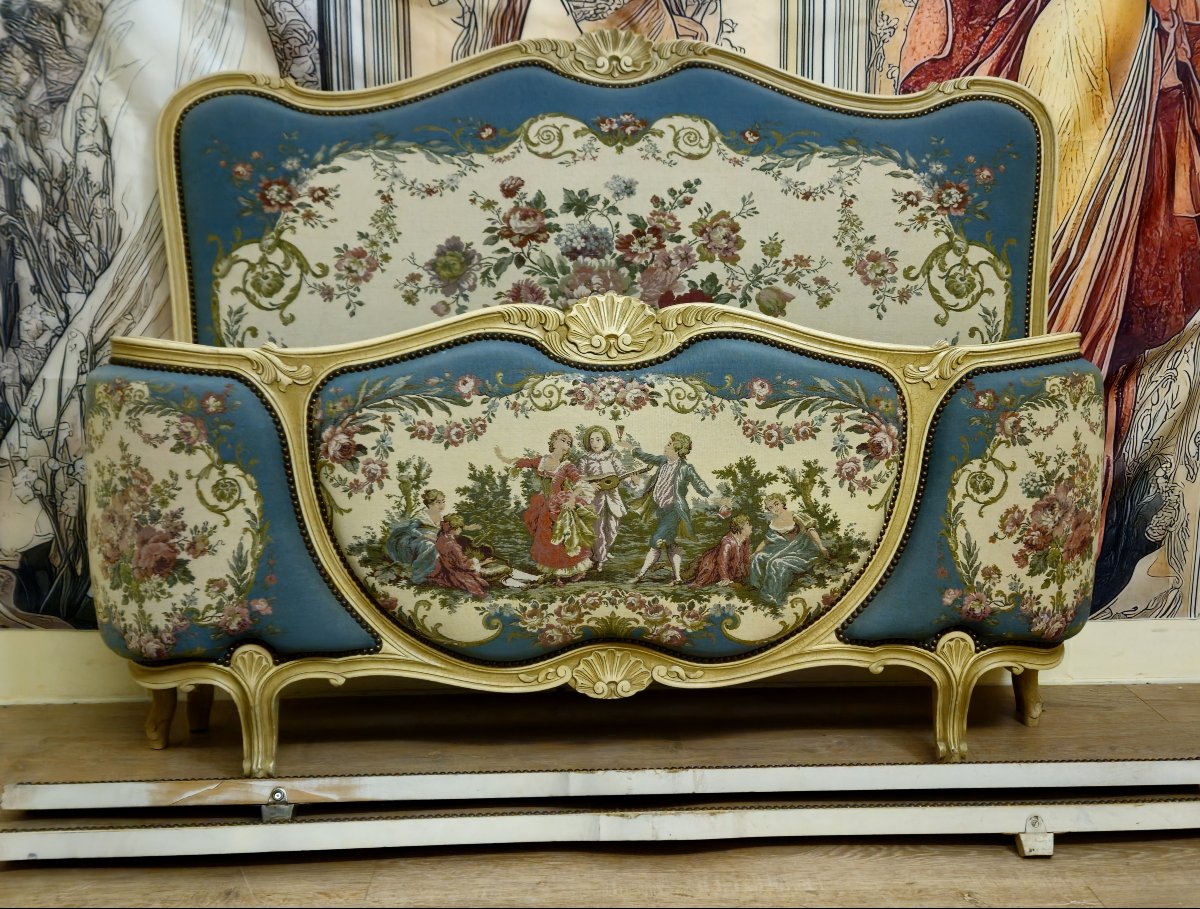 Lit corbeille de style Louis XV en bois sculpté et tapisserie – Décor scène galante -photo-1
